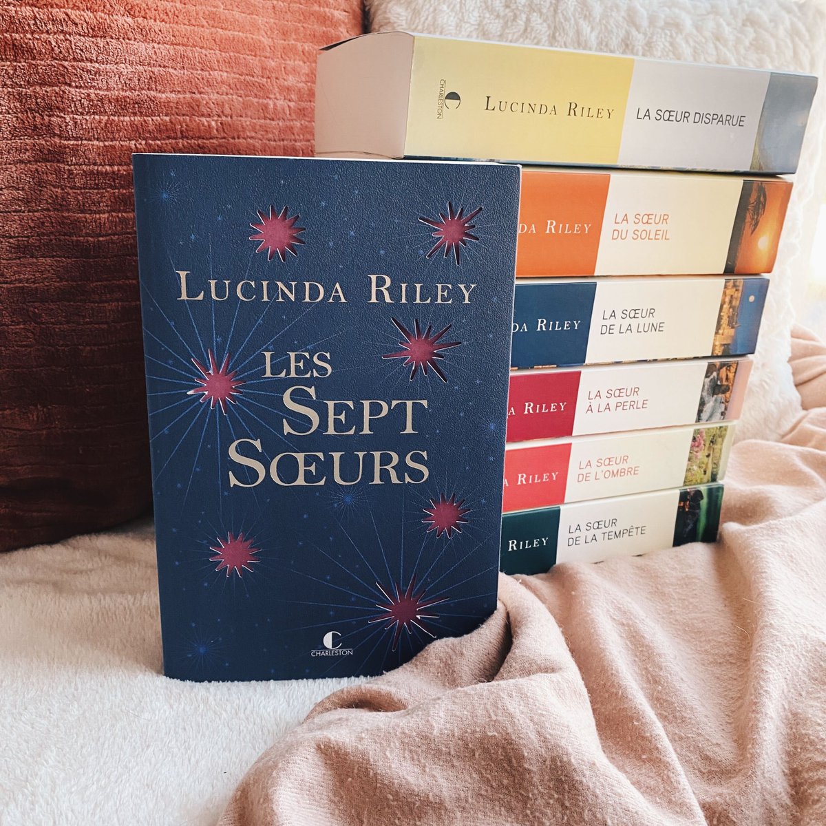 Plus qu'une semaine pour trouver de supers cadeaux ! 😱
Pas de panique 😉, la saga "Les Sept Sœurs" de <a href="/lucindariley/">Lucinda Riley Books</a> est le cadeau qui plaira à coup sûr à vos proches. 😍

Allez-vous offrir un tome de la saga ? Avez-vous demandé à recevoir l'un des tomes sous le sapin ? 🎁