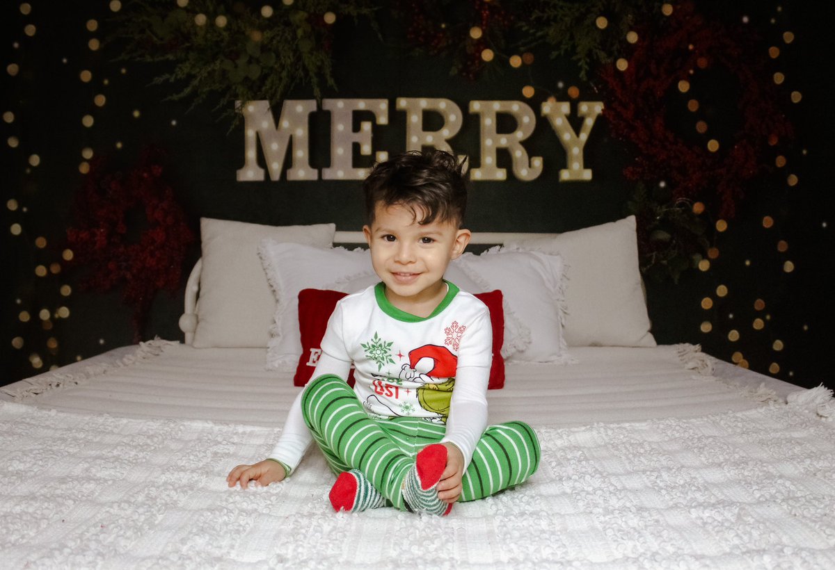 marieeay's tweet photo. Happy holidays from my beautiful babies🎄 https://t.co/FRwzvnz0De