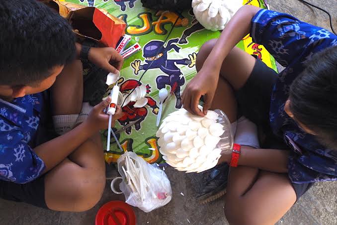 ️️ ️

️️ ️️
ㅤㅤKawan 𝖱𝖾𝗅𝖺𝗐𝖺𝗇 bisa mengambil sampah-sampah yang sudah dikumpulkan, kemudian mulai untuk membuat kerajinan. Tapi, jangan lupa bimbing adik-adik dari Desa 𝖪𝖺𝗇𝖾𝗄𝖾𝗌 ya!
️️ ️

️️ ️️