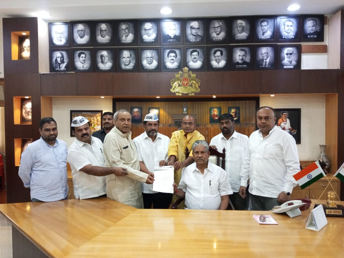 AAPBangalore's tweet photo. AAP doesn't have legislative assembly and council members in Belagavi but that won't stop us from being a part of the Belagavi session. AAP leaders presenting issues that need to be discussed at the Session to the Speaker.
@aapkaprithvi @brijeshkalappa https://t.co/JSGhbETcFW