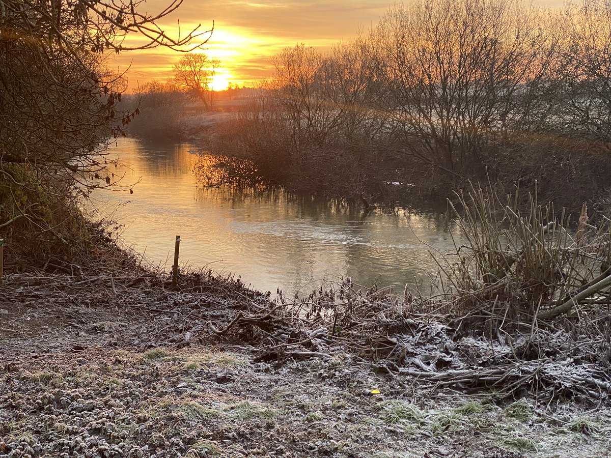 feel_paul's tweet photo. #sunset #stroll on a very cold day around our backyard to the #derwent #river #keepitrural #rurallife #rurallifestyle in #godsowncounty #eastridingofyorkshire https://t.co/7a5LBg1t6r