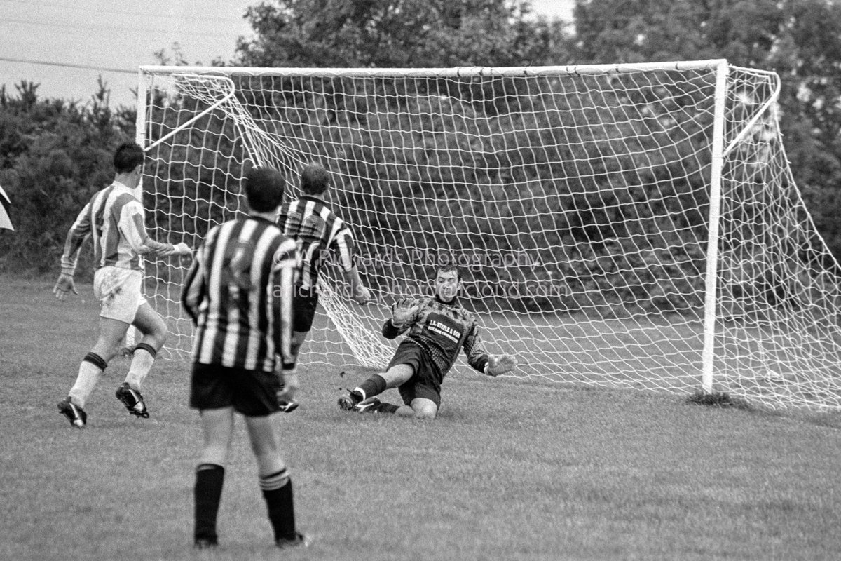 Essex_Welsh_Ref's tweet photo. Classic Carmarthenshire League football from the archives...

Pengelli United AFC vs Garden Village AFC played on 26/09/98.

Set 2

@PengelliUnited @GardenVillage12 https://t.co/SJYWPhoBQ2
