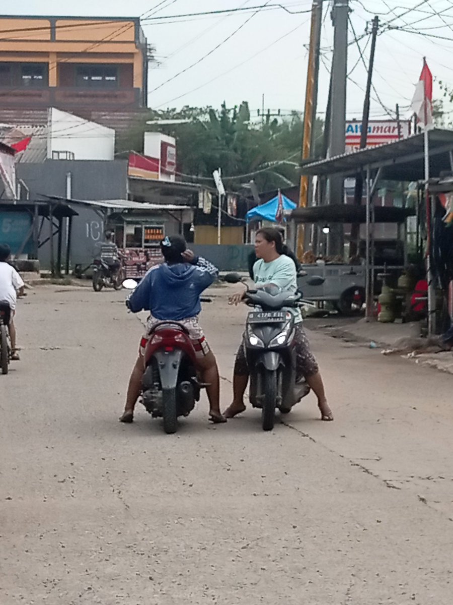 Bisa bisa nya ngobrol ditengah jalan 🤐