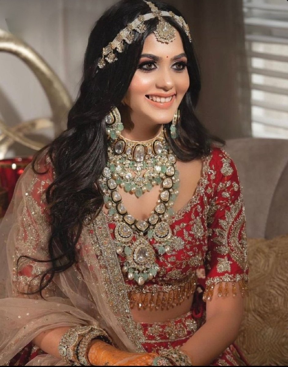 BespokeSjms's tweet photo. This bride with minimal make up looks radiant in timesless piece of jewellery which exclude brilliance,creating a captivating silhouette. From her red lengha,nude make up,jewellery to her mang Tikka,we are loving it all.

#bridetobe #bridaljewellery #lehenga #bridal_accessories https://t.co/hAIukp6gne