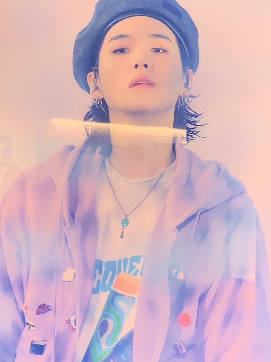 Min_RUNESTONES's tweet photo. 今マスターニムの展示会に来たんだけどマスターさんかわいいよ？！
きれいかわいいんだよー🫠
こんなかわいい人が大砲持って撮ってるの？！
#SUGA #yoongi #WHOISX 

この瞬間見逃さないのさすがです！！ https://t.co/yPalRsVzs6