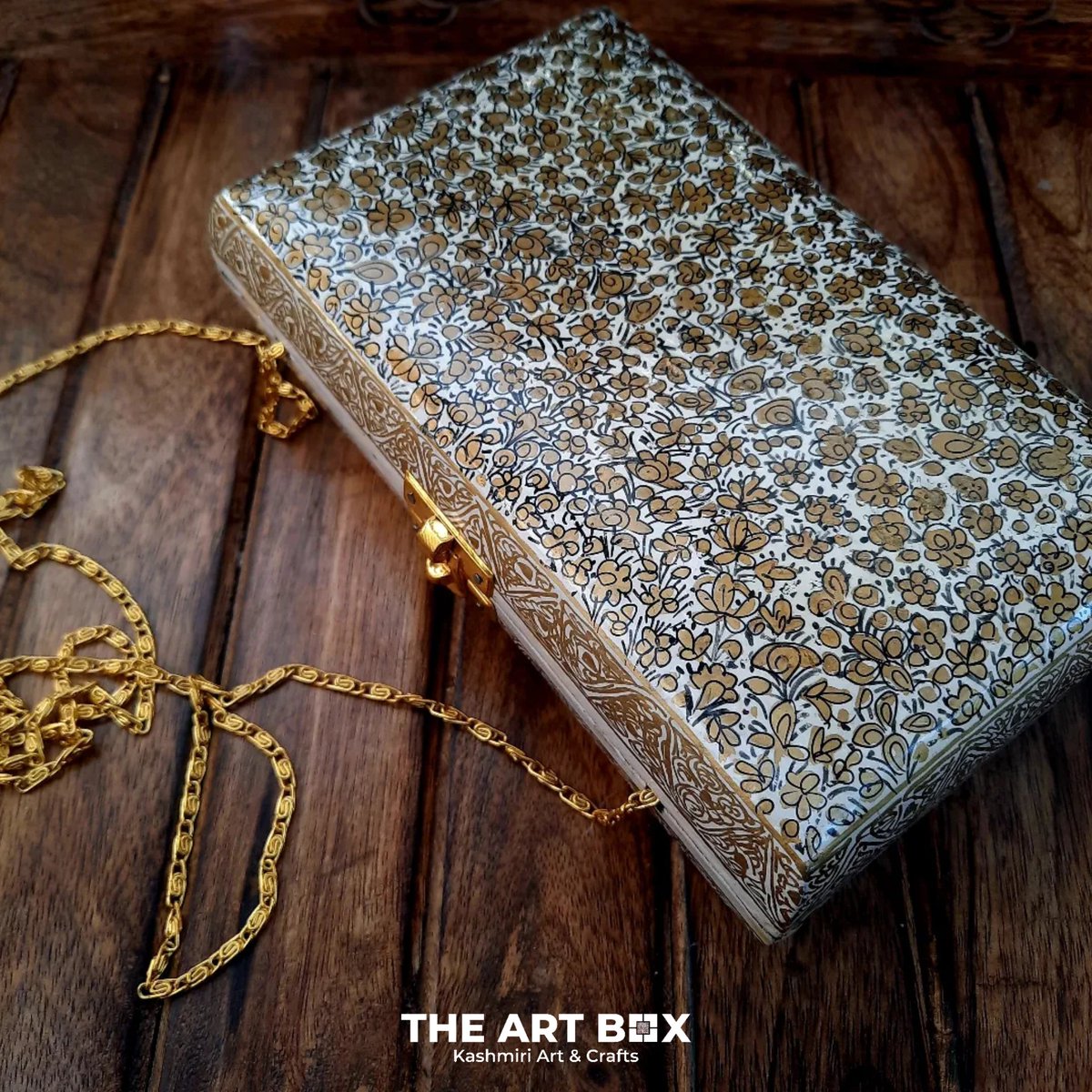 ArtBoxKashmir's tweet image. Kashmiri Paper Mache Sling, a perfect accessory for your outfit. Big enough to fit your phone, makeup, money, keys, etc. Order your's now
#kashmircraft #papermache #shawl #pashmina #crewel #theartboxkashmir