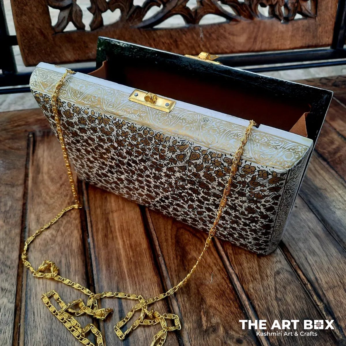 ArtBoxKashmir's tweet image. Kashmiri Paper Mache Sling, a perfect accessory for your outfit. Big enough to fit your phone, makeup, money, keys, etc. Order your's now
#kashmircraft #papermache #shawl #pashmina #crewel #theartboxkashmir