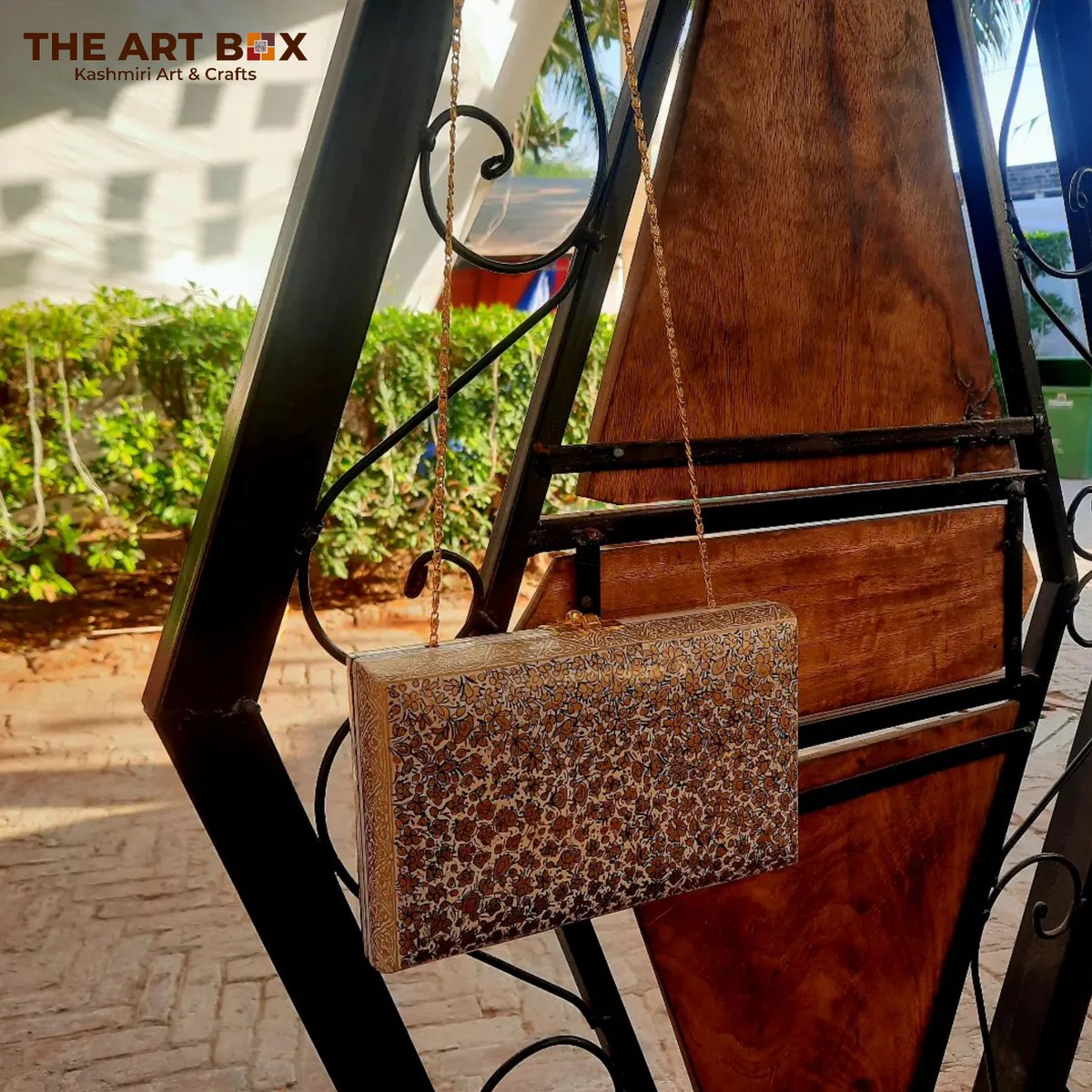 ArtBoxKashmir's tweet image. Kashmiri Paper Mache Sling, a perfect accessory for your outfit. Big enough to fit your phone, makeup, money, keys, etc. Order your's now
#kashmircraft #papermache #shawl #pashmina #crewel #theartboxkashmir