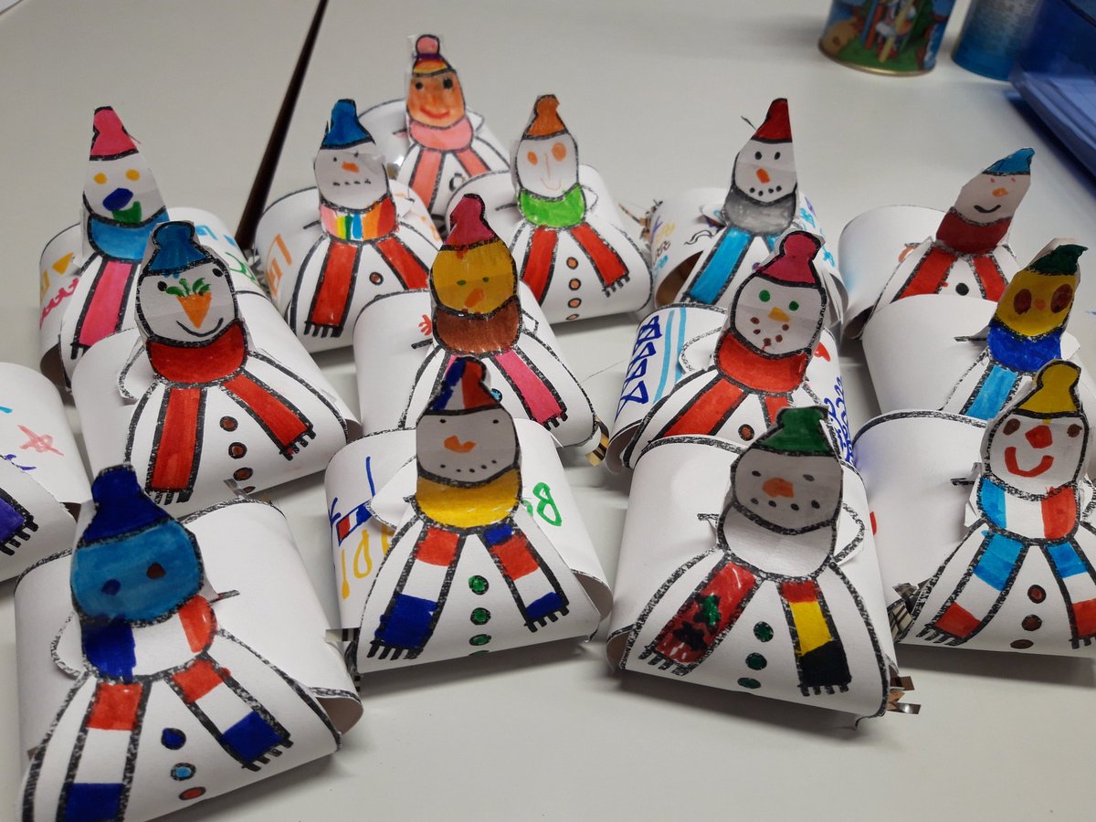 Petits ballotins de confections de Noël. La coupe du monde de foot s'est invitée sur les écharpes de certains bonhommes de neige!