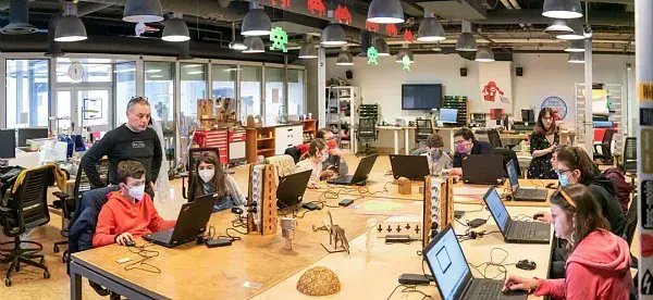 CarrNum's tweet photo. Les #VacancesNumeriques, notre programmation d'ateliers pour les #vacances commencent aujourd'hui @citedessciences !
Du 17 au 31 déc. #fabriquer, #apprendre, #programmer ...
https://t.co/iw31PHwpS7 https://t.co/FdHwpLFU4T