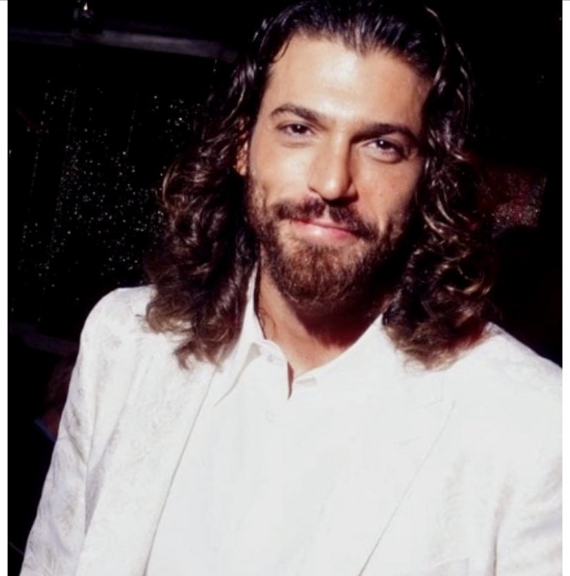 «L'importante non è vincere, è pensare in modo vincente. La vita è fatta per il 10% da quel che ci succede e per il 90% da come lo affrontiamo.» G.Vialli

Buongiorno💖☕️🎄
Un rilassante sabato #CanYaman🫶