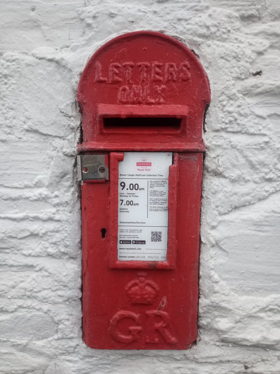 glanoer's tweet photo. A postbox with the tiniest mouth. Set into the wall of The Fforest Inn at Llanfihangel Nant Melan. I think it's my favourite one locally.
#postboxsaturday
#letterappsoc
#THWLAS
#Fforestinn https://t.co/iTZCRxybxe
