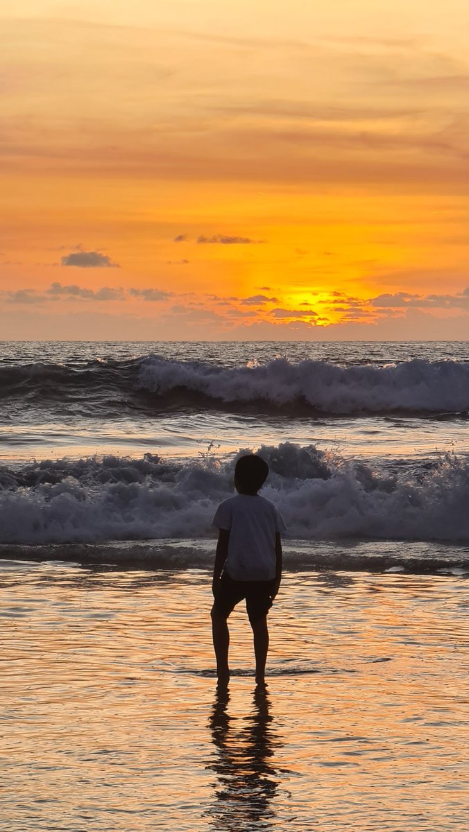 Sarikit's tweet photo. Happy Saturday all💙 Sunset always magical #bali #sunset https://t.co/CoO9VcKBMC