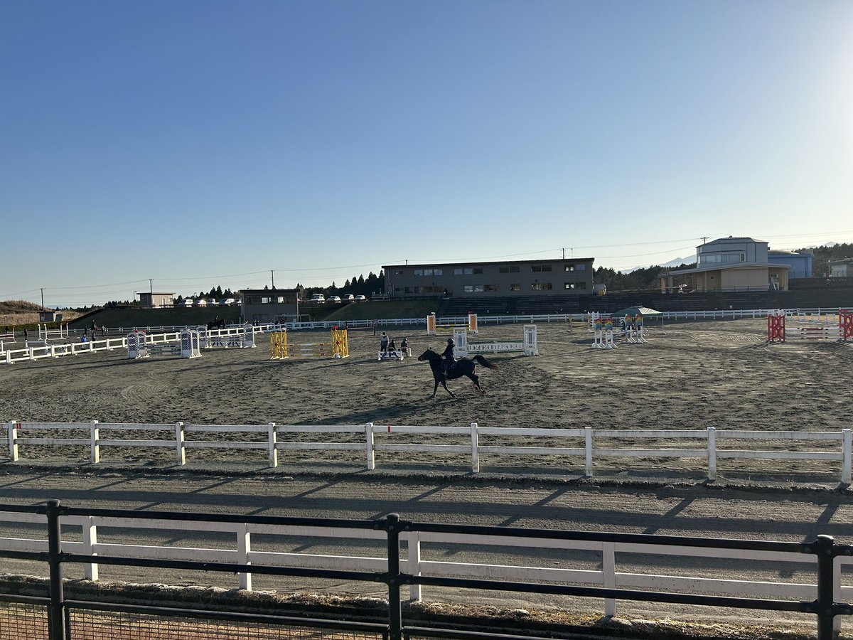 jta_official_'s tweet photo. 御殿場市で開催されている「全日本高校生自馬大会」(本会協賛)を見学させていただきました🏇富士山の雄大な景色の下、高校生たちの熱戦が繰り広げられております✊
馬術に携わる学生から、将来の厩舎スタッフが誕生することを楽しみにしています✨
#日本調教師会　#学生馬術 https://t.co/6dXjEsfFuN