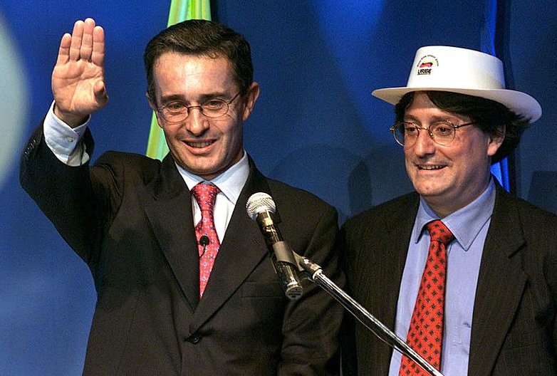 CarlArthurKing's tweet photo. La mejor foto del Uribismo, duélale a quen le duela.

Uribe haciendo el saludo NAZI y Pacho.........bueno Pacho siendo Pacho... https://t.co/6LCG9qrRkg