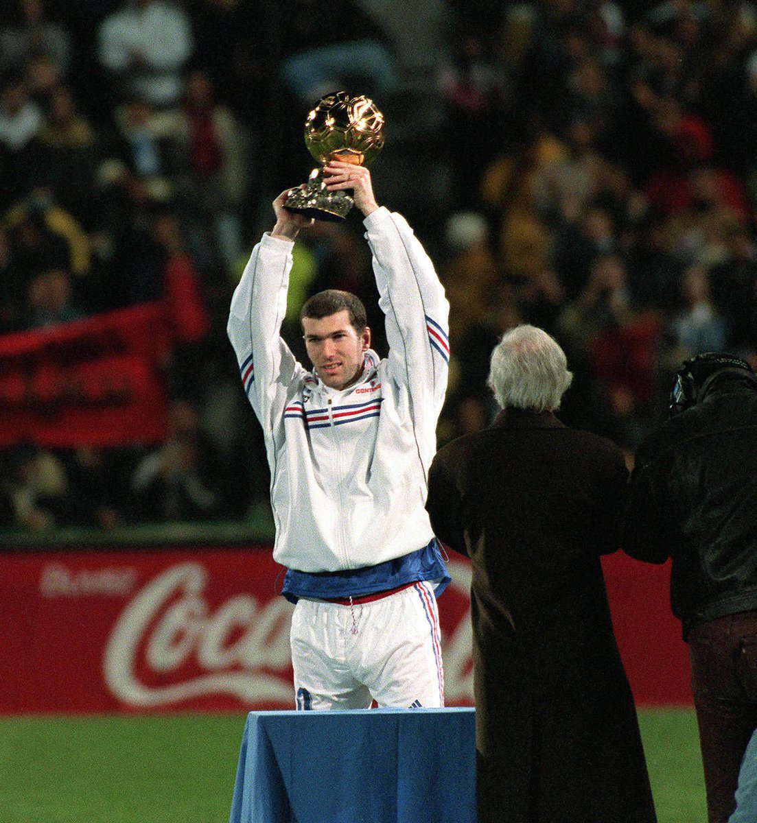 _BeFootball's tweet photo. Arsène Wenger : "La France a été remarquable dans l’intégration de l’immigration. Le foot français est aussi lié à l’histoire de l’immigration. On a 5 Ballons d’Or, dont Kopa, d’origine polonaise, Platini, d’origine italienne, Zidane et Benzema, d’origine algérienne." (@lequipe) https://t.co/9ORCBt4K2i
