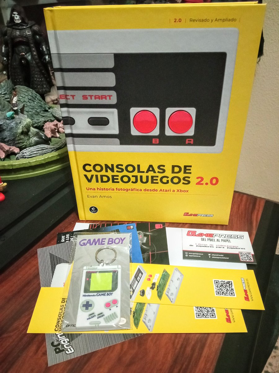 Pixel_2_Pixel's tweet photo. Ayer me llegó esta suerte de enciclopedia de consolas de @GamePressEd , que abarca desde los sistemas más añejos, pasando por algunos escasamente conocidos, hasta llegar a la actual generación.
Ya os la enseñaré en el canal 🐴 https://t.co/y0V22O6Cpm