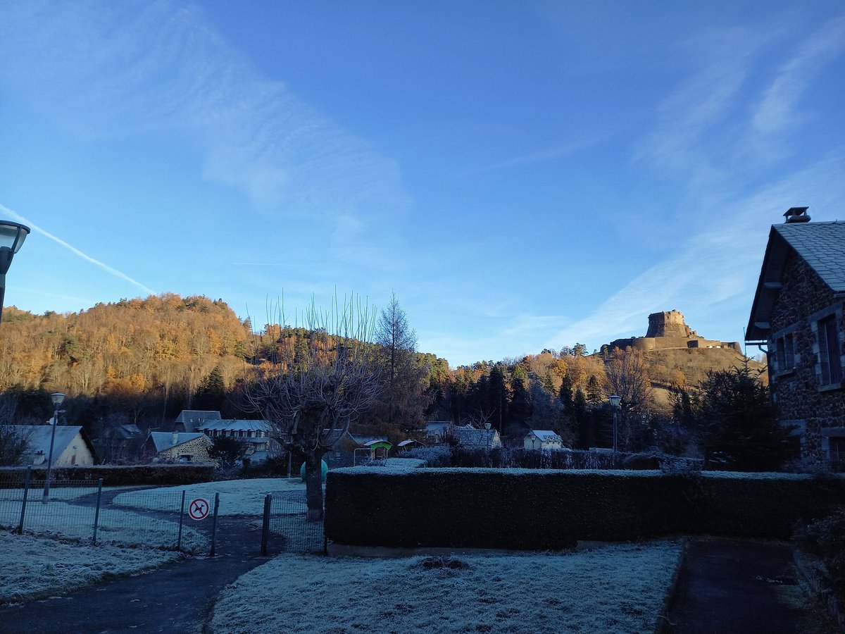 SavignatV's tweet photo. #meteo Samedi 17 décembre- 8h30- Murol- grand ciel bleu et soleil - température-8⁰- bonnes vacances!!!
@otsancy @MeteoSancy https://t.co/J9uJB9NVaw
