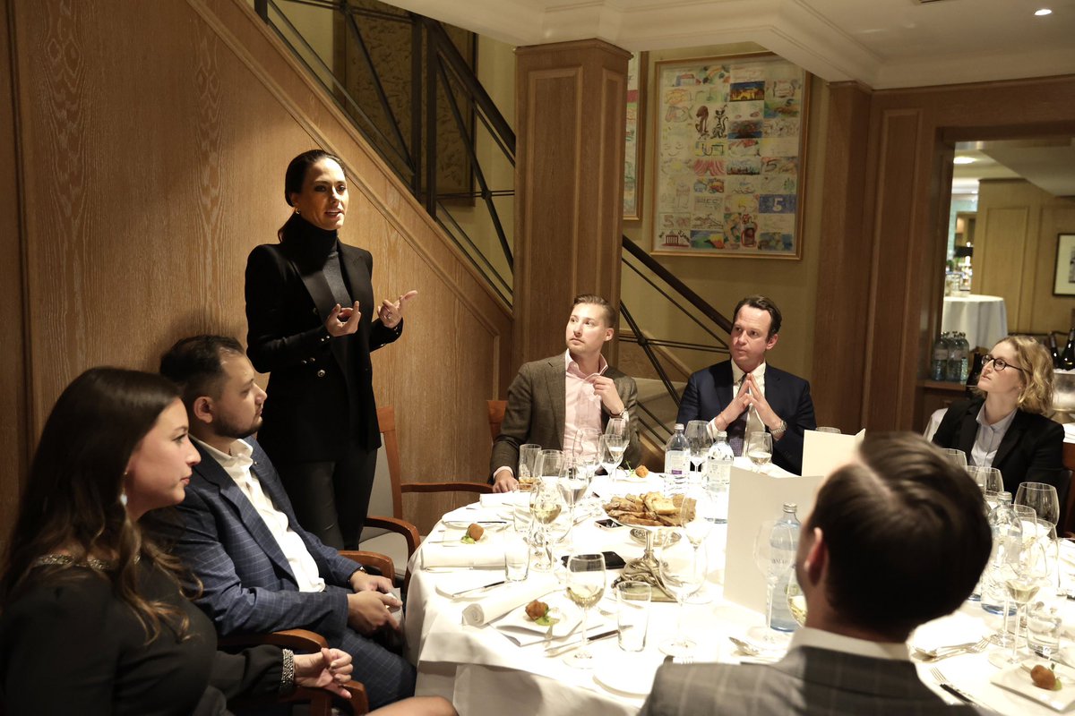 wratbb's tweet photo. Bei der Weihnachtsfeier des Jungen Wirtschaftsrates Berlin-Brandenburg gab @francalehfeldt, Chefreporterin @welt, einen Einblick in den politischen Journalismus. https://t.co/N27rYVkE8u