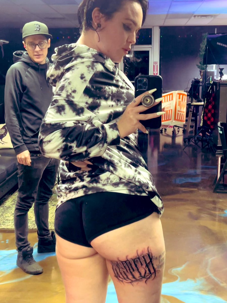 xMistressGraves's tweet image. Witch: Woman In Total Control of Herself

Shoutout to @cruzfoster69 for this awesome gift and for touching up the one next to it too!

#NotAWitch