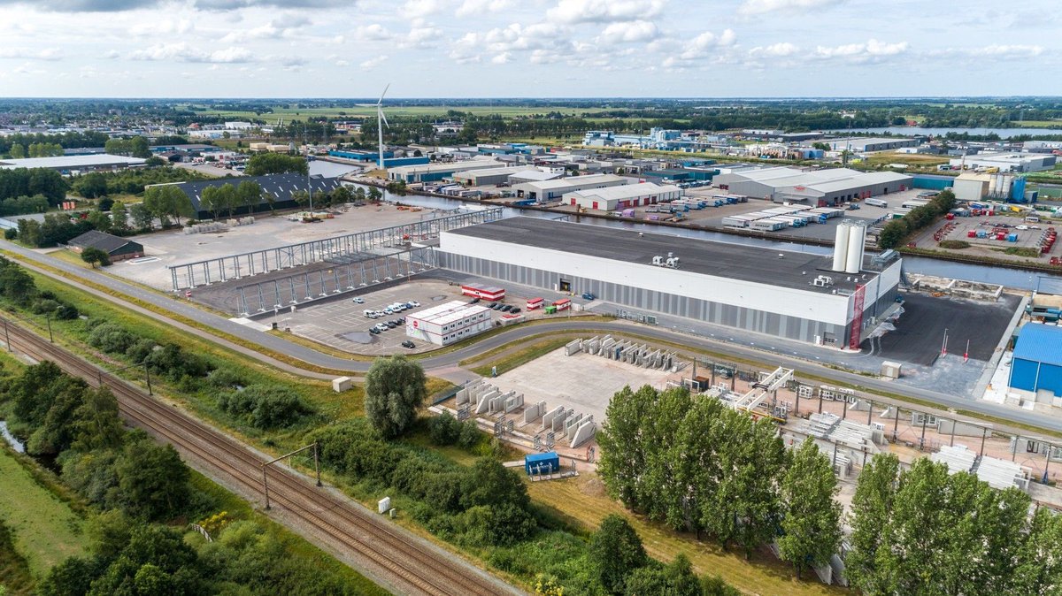 PeterHutten's tweet photo. Bezoek van @cdkfryslan met voltallige College van B&amp;W @Heerenveen bij @fijnwonen fabriek @VanWijnenGroep: ‘Dizze hat nije innovative sirkulêre huzefabryk bout yn striid tsjin wenningneed. Nij konsept, enorme tiidwinst en smyt 150 banen op! @provfryslan’.  https://t.co/x2OPW1iD87 https://t.co/5qozDKUKtn