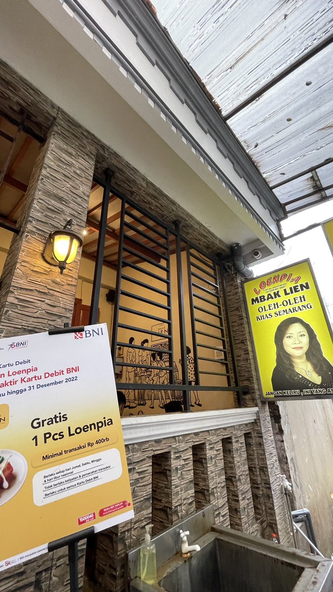 uketches's tweet photo. 隣のオランダ料理屋 Toko Oenが激混みで、中華風の地元料理にチャレンジ。甘めの春巻き、ルンピア。揚げと生とあって揚げが気に入った。

Makan lumpia untuk beristirahat. Rasanya agak manis, ada yang goreng dan yang basah. Saya suka yang goreng. https://t.co/G6uYIRYdQ8
