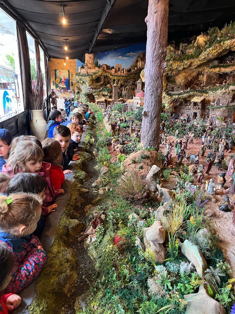 SCorazonMalaga's tweet photo. Los alumnos de #Infantil #3años visitan el Belén tradicional de la barriada malagueña de #LaMosca #Distrito2MLG @malaga https://t.co/1QKki0HDXK