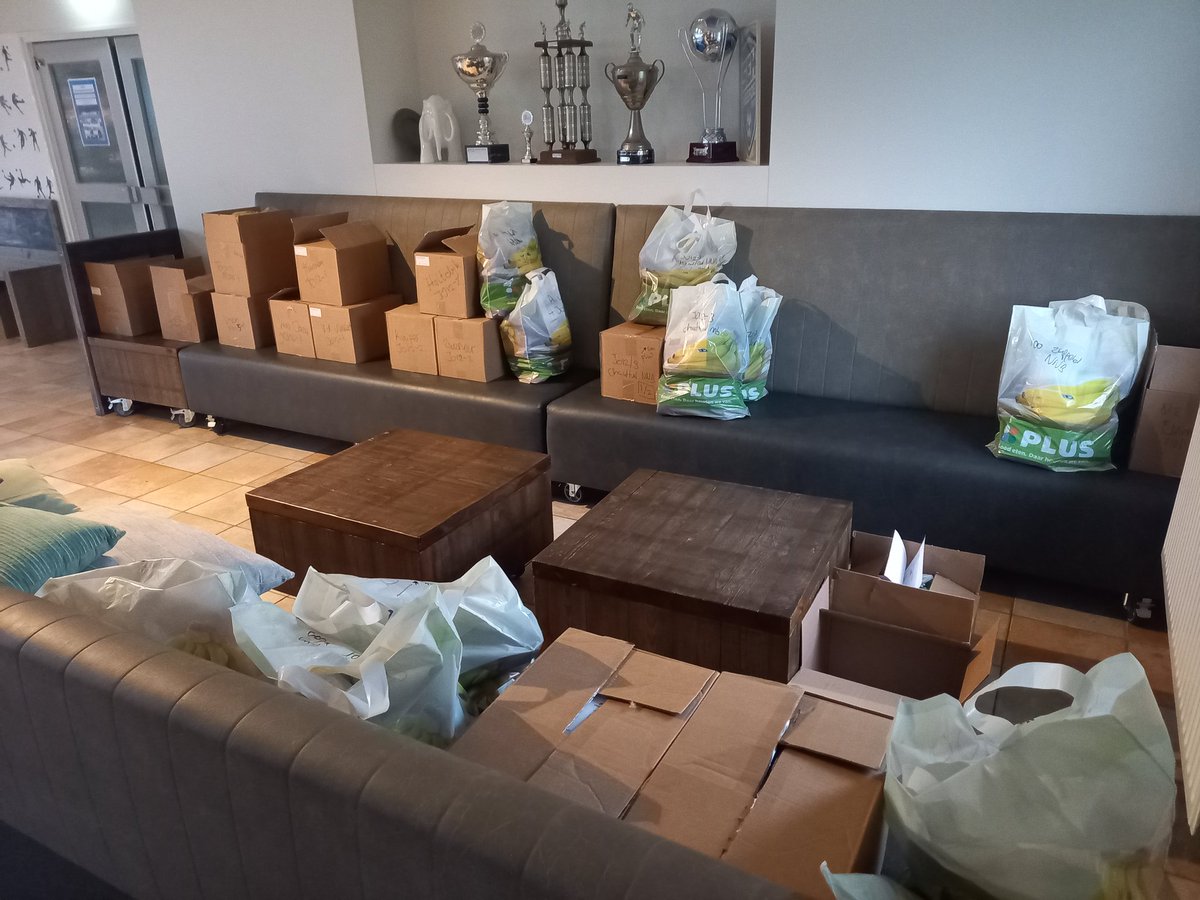vvSEH's tweet photo. Al die tassen en dozen vanmorgen in 't clubhuis... We hebben het idee dat er wat staat te gebeuren. Heerdenaren: houd je brievenbus in de gaten! #soonmore #actie #overalblauwinheerde #wijzijnseh https://t.co/g2nFG1Cb3o