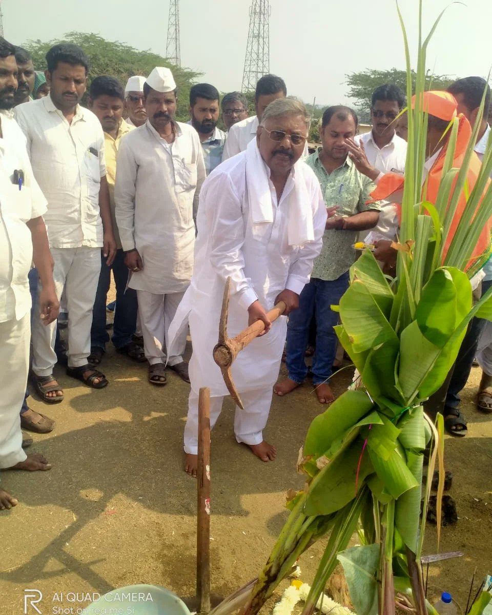 SubhashRG_BJP's tweet photo. 5 ಕೋಟಿ ರೂ ವೆಚ್ಚದ ಮಾಡಿಯಾಳ - ಕುಲಾಲಿ ನೂತನ ರಸ್ತೆ.
ಇಂದು #ಆಳಂದ ತಾಲ್ಲೂಕಿನ #ಮಾಡಿಯಾಳ ಗ್ರಾಮದಲ್ಲಿ ಲೋಕೋಪಯೋಗಿ ಇಲಾಖೆ ವತಿಯಿಂದ ಮಂಜೂರಾದ 5 ಕೋಟಿ ರೂ ವೆಚ್ಚದಲ್ಲಿ #ಮಾಡಿಯಾಳ - #ಕುಲಾಲಿ ನೂತನ ರಸ್ತೆ ನಿರ್ಮಾಣ ಕಾಮಗಾರಿಯ ಭೂಮಿ ಪೂಜೆಯನ್ನು ನೆರವೇರಿಸಲಾಯಿತು.
#Madiyal
#Kulali
#Aland https://t.co/OtNVTwgnkN