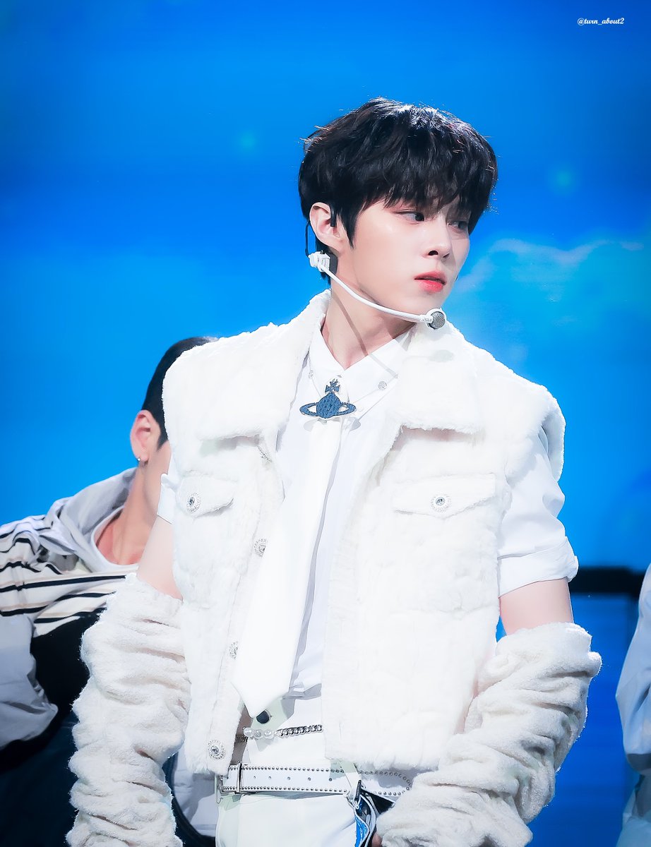 turn_about2's tweet photo. 221216 가요대축제

💙🤍

#김우석 #KIMWOOSEOK https://t.co/WQMUEKmUQN