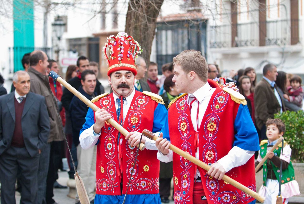 tudmur's tweet photo. 🃏 CASCABORRAS|
Personajes ataviados con coloridos trajes que desfilan por las calles de la Puebla de Don Fadrique en las Fiestas de La Pascua. Piden el aguinaldo para la Hermandad de las Ánimas bajo la amenaza de golpear con la cascaborra al que se niegue.
#InmaterialTudmur 🗣️ https://t.co/Vqp06QM3M7