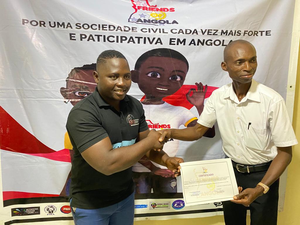FoAAngola's tweet photo. Entrega de certificados para os Jovens do Dundo, participantes do workshop sobre Liderança e Valores Demócraticos. Financiado pela National Endowment for Democracy(NED)
#FriendsofAngola
@NEDemocracy
#ProjectoAgir
#Anajuc https://t.co/X4Kpwlk0yh