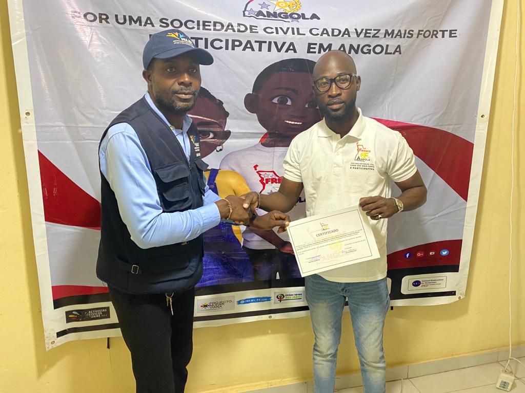 FoAAngola's tweet photo. Entrega de certificados para os Jovens do Dundo, participantes do workshop sobre Liderança e Valores Demócraticos. Financiado pela National Endowment for Democracy(NED)
#FriendsofAngola
@NEDemocracy
#ProjectoAgir
#Anajuc https://t.co/X4Kpwlk0yh