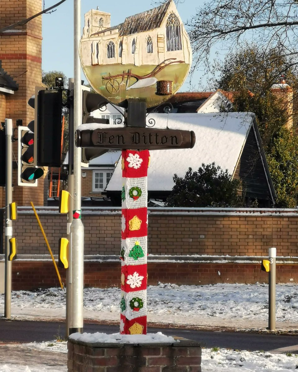 harasanotrub's tweet photo. The yarn bombers have been out in full force in Fen Ditton. We braved a walk🚶yesterday in the snow and ice ❄ to see their work. The snow 🌨 has just added to the Christmassy 🤶 feel! #yarnbombs #yarnbomb #yarnbombing https://t.co/buSKVDn86h