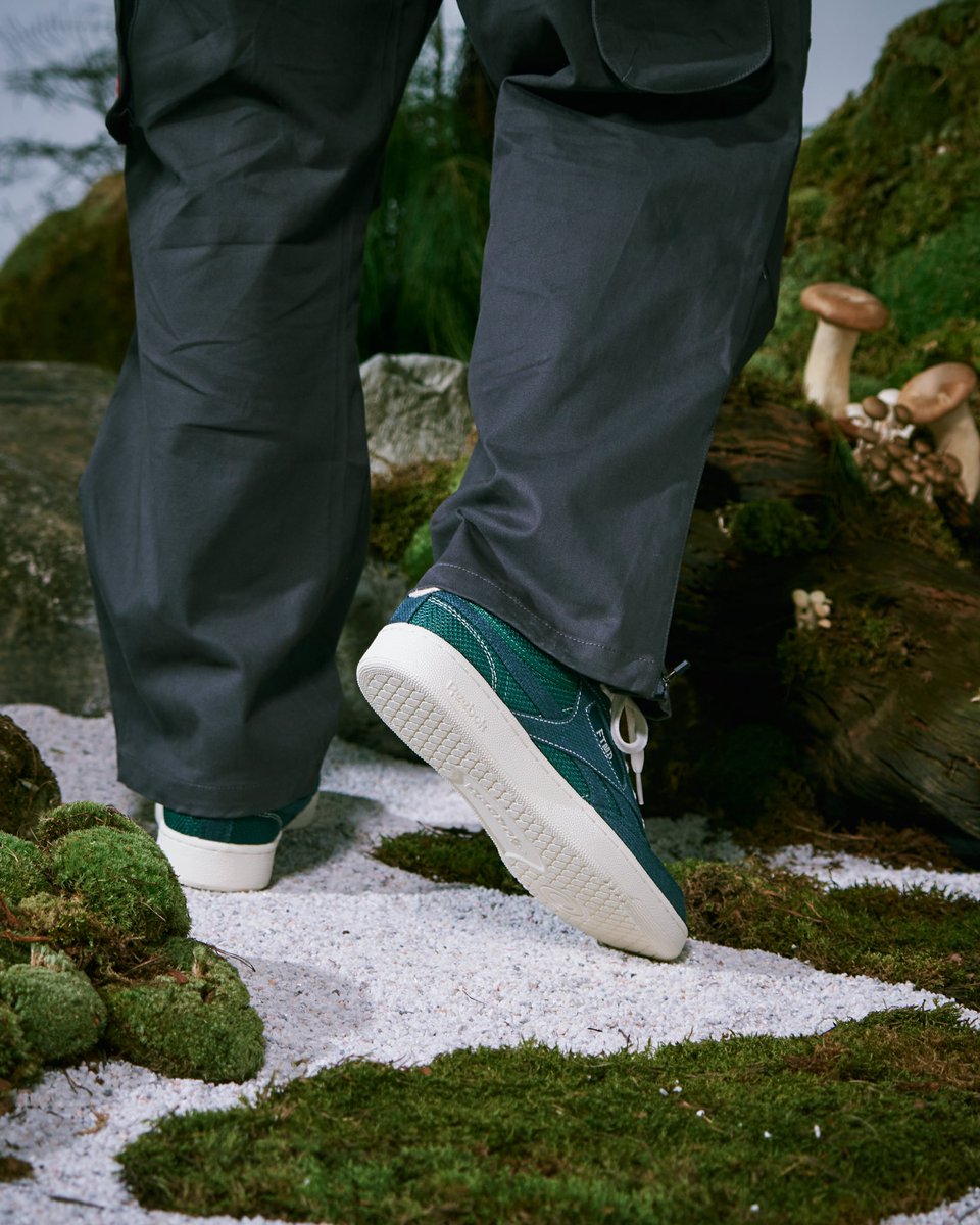 Reebokjp's tweet photo. Reebok x FUTUREMADE
“CLUB C REVENGE VINTAGE”

マレーシア発のブランド #FUTUREMADE とのコラボレーション第3弾。

今作のテーマは、山のアウトドアカルチャー。ノスタルジックな雰囲気を醸し出しつつもモダンなルックに仕上げている。

🔗詳細はこちら
https://t.co/REhzHN8EDF

#リーボック https://t.co/IUbFCZ9Atb