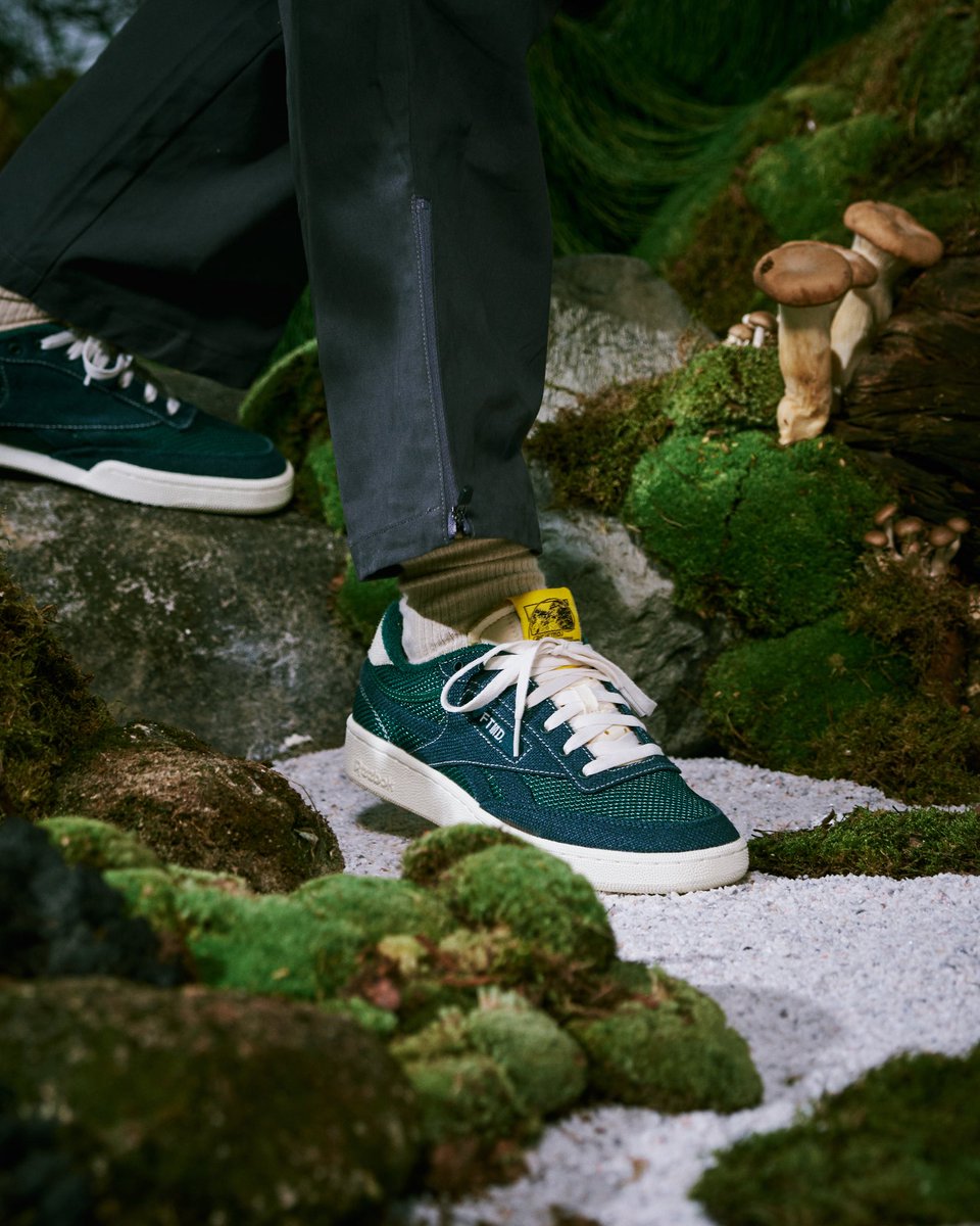Reebokjp's tweet photo. Reebok x FUTUREMADE
“CLUB C REVENGE VINTAGE”

マレーシア発のブランド #FUTUREMADE とのコラボレーション第3弾。

今作のテーマは、山のアウトドアカルチャー。ノスタルジックな雰囲気を醸し出しつつもモダンなルックに仕上げている。

🔗詳細はこちら
https://t.co/REhzHN8EDF

#リーボック https://t.co/IUbFCZ9Atb