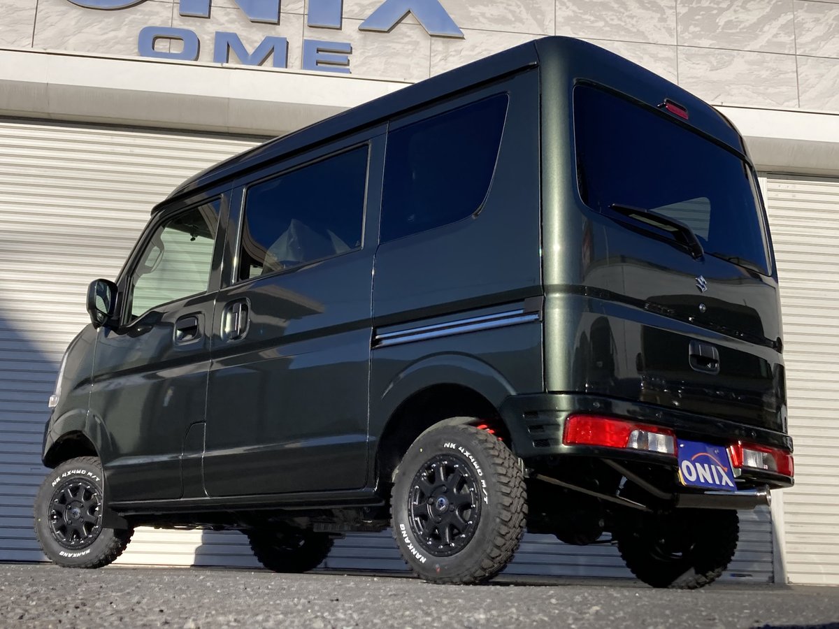 Axstyle_onix's tweet photo. 12インチのXTREME-J、NANKANG FT-9を装着したエブリイJOINコンプリートです。
見た目ゴツゴツのタイヤは、貨物用のLT規格です。
30mmリフトアップ、オリジナルバンパー、マフラーと、全てそのままで車検にも通せる仕様です♪

#エブリイ #エブリイリフトアップ #エブリイカスタム #スズキ #AxStyle https://t.co/zIBouyeh8K