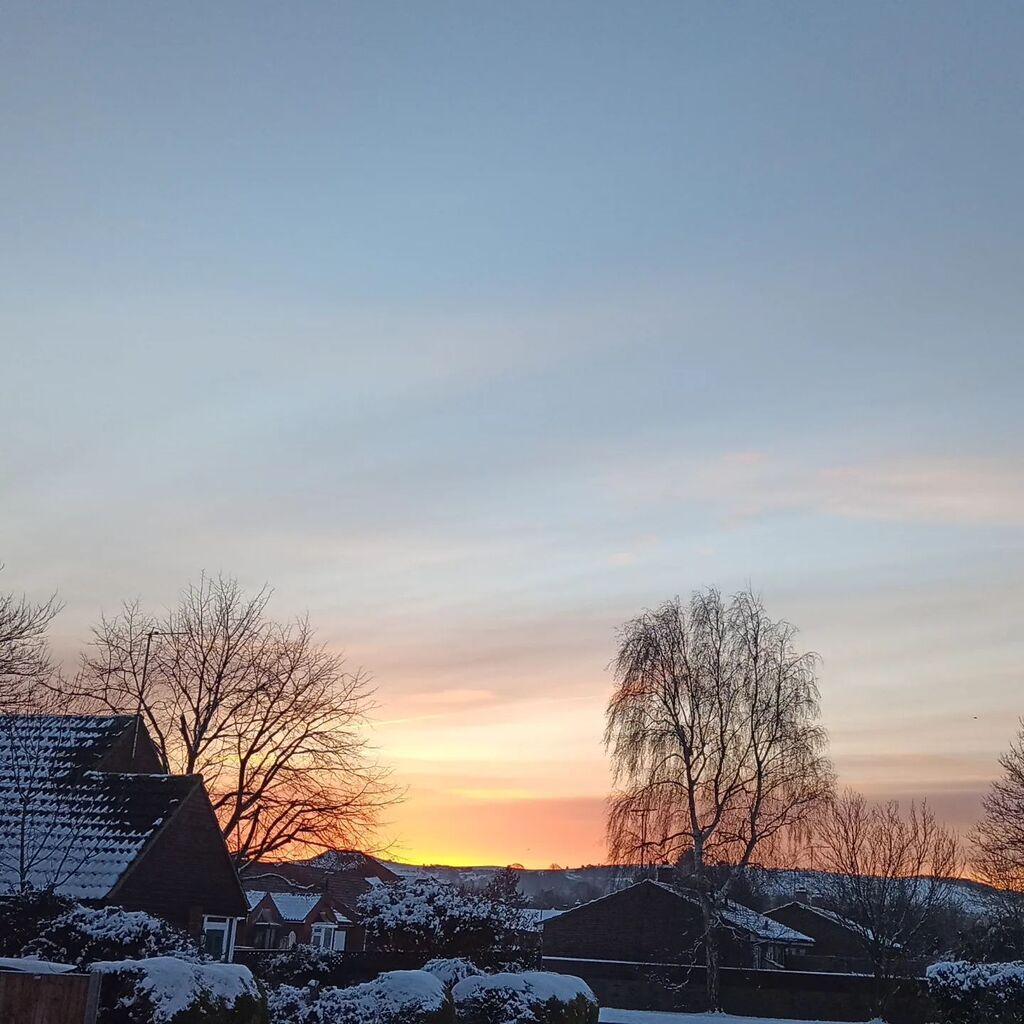Good morning!

#nofilter #nofilterneeded #winterwonderland  #winter #dawn #sunrise instagr.am/p/CmQw53jIcqf/