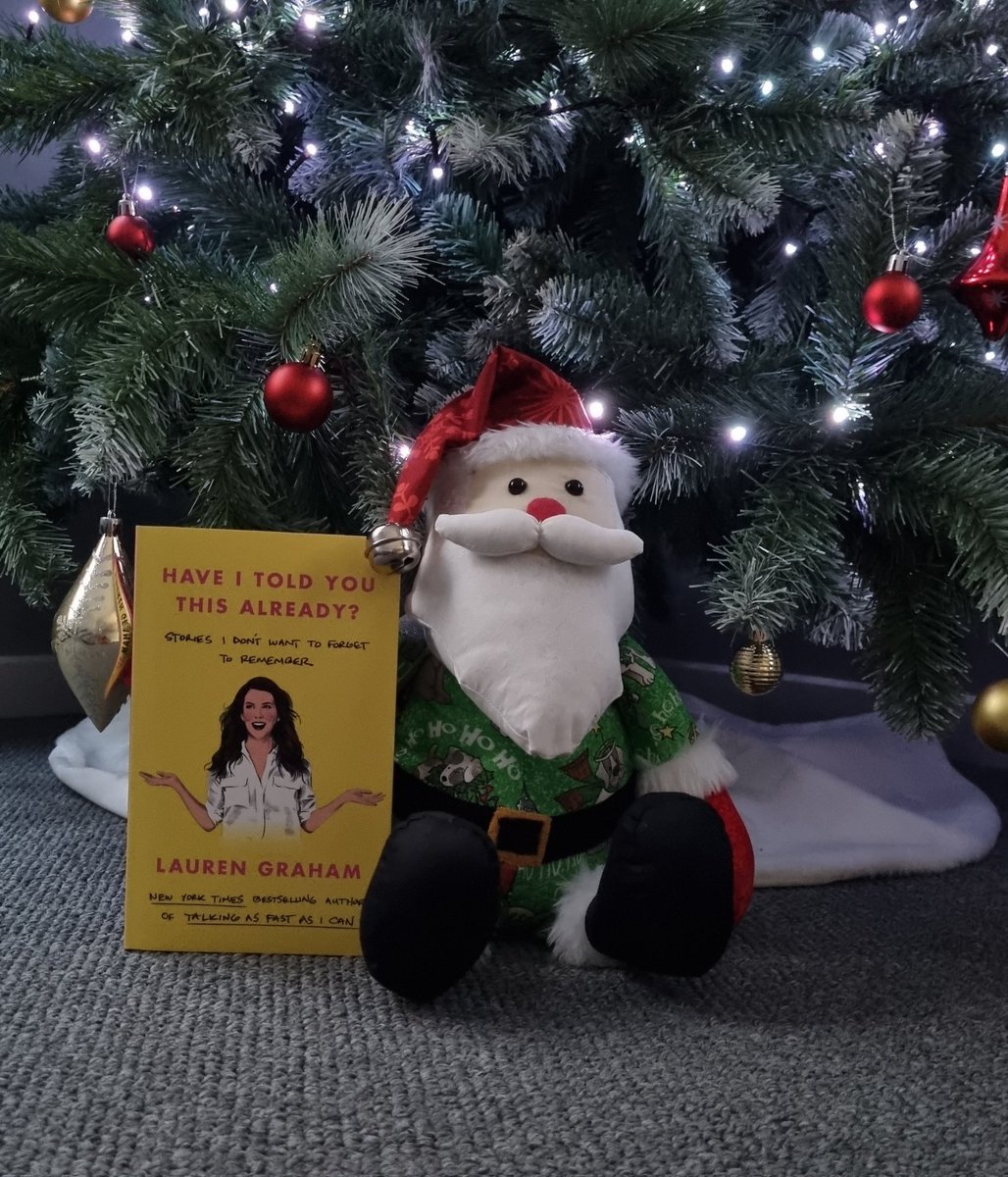 Zamcay17's tweet photo. Finally picked up my copy of #hityta by @thelaurengraham and finished my 🎅 from @toys2sew, he turned out so cute! Now to resist reading it until I unwrap it on Christmas https://t.co/kyQ4imKP8w