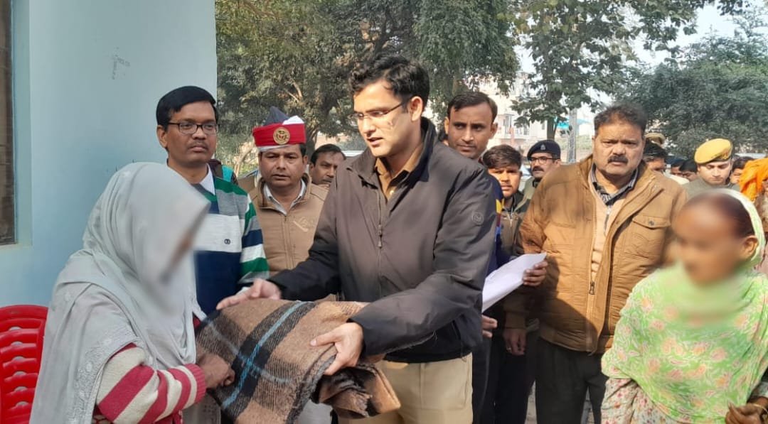 pilibhitpolice's tweet photo. .@Dmpilibhit श्री प्रवीण कुमार लक्षकार एवं SP @pilibhitpolice अतुल शर्मा द्वारा तहसील परिसर अमरिया में गरीबों को कम्बल वितरण किया गया। #UPPolice https://t.co/l6D4BMvzMQ