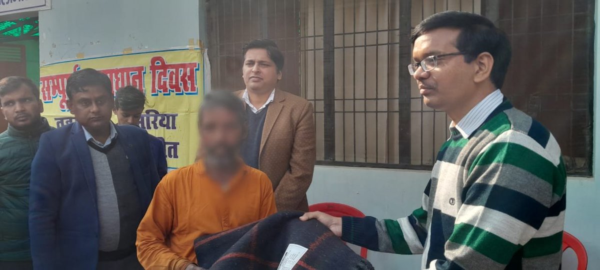 .<a href="/Dmpilibhit/">District Magistrate/ DEO Pilibhit</a> श्री प्रवीण कुमार लक्षकार एवं SP <a href="/pilibhitpolice/">Pilibhit Police</a> अतुल शर्मा द्वारा तहसील परिसर अमरिया में गरीबों को कम्बल वितरण किया गया। #UPPolice