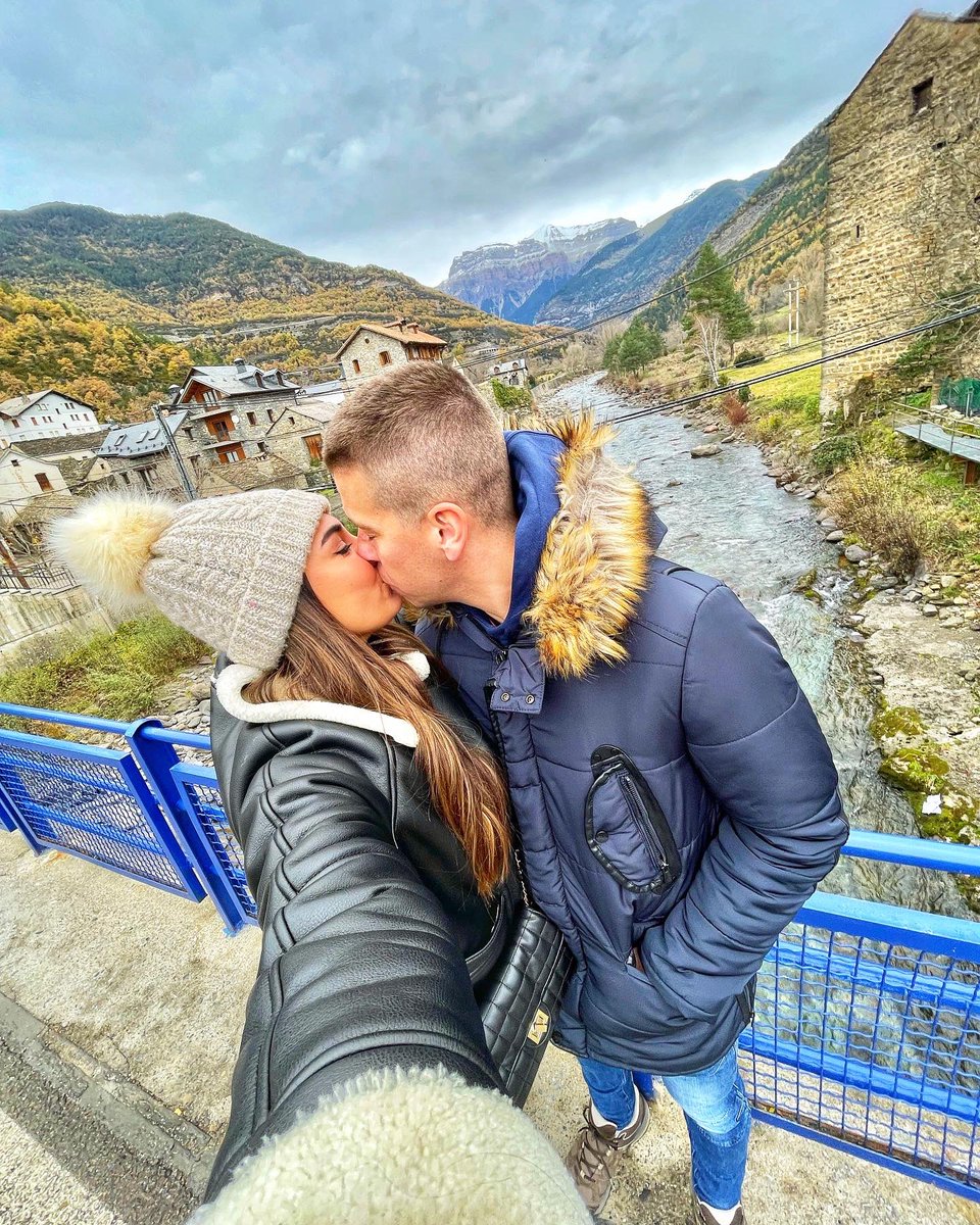 isabelcuatro's tweet photo. Y pienso que si no existes yo me muero 
Que en mi cabeza había un sueño 
Y que se a hecho realidad
Y quiero contarle al mundo entero 
Que tu vida es lo que quiero, y que tú eres mi mitad

FELICES 30 a la suerte de mi vida ✨💖🎂 @MarioGarzy3 https://t.co/KWaSmqtpsh
