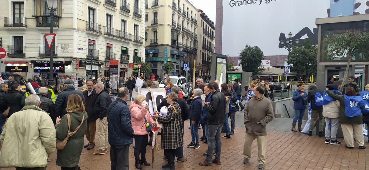 FRAVM's tweet photo. 📣Está mañana exigimos #BlindarLasPensiones en la Constitución.
‼️Por las pensiones presentes y futuras
 #17DYoVoy @merp_org https://t.co/ITt385yFu9