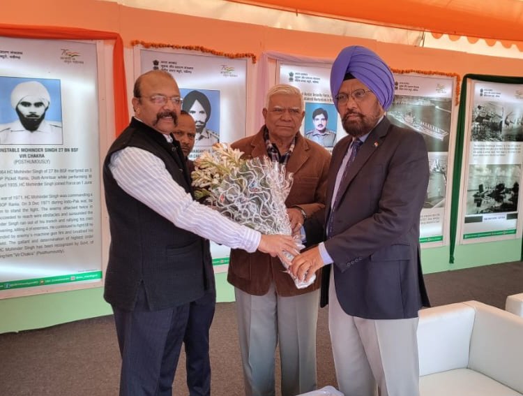 CBCJalandhar's tweet photo. #MajGen. Balwinder Singh (Retd.) &amp; #1971IndoPakWar #Hero Subedar Maj. (Hony. Capt.) Tarsem Chand (Retd.), Chief Guest &amp; Guest of Honour being welcomed at #PhotoExhibit 'Veerta Aur Vikas Ki Gatha' org. by @CBCJalandhar in #jalandhar @CBC_Chandigarh @PIBChandigarh @CBC_Pathankot https://t.co/e02YDNAe4t