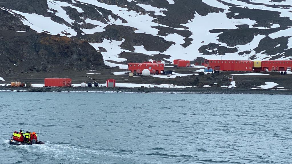 Antartica_ET's tweet photo. La XXXVI @Antartica_ET llega a la BAE JUAN CARLOS I, en la Isla Livingston, y se despide de los compañeros de travesía pertenecientes a @utm_csic.

¡Buena suerte en esta aventura Antártica!

Nos vemos en unos meses… 
🇦🇶🐧🚤🏗️ https://t.co/BCbuHvC6Il