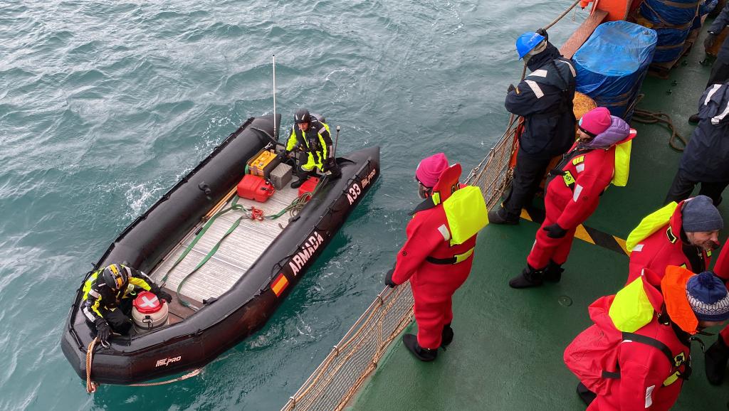 Antartica_ET's tweet photo. La XXXVI @Antartica_ET llega a la BAE JUAN CARLOS I, en la Isla Livingston, y se despide de los compañeros de travesía pertenecientes a @utm_csic.

¡Buena suerte en esta aventura Antártica!

Nos vemos en unos meses… 
🇦🇶🐧🚤🏗️ https://t.co/BCbuHvC6Il