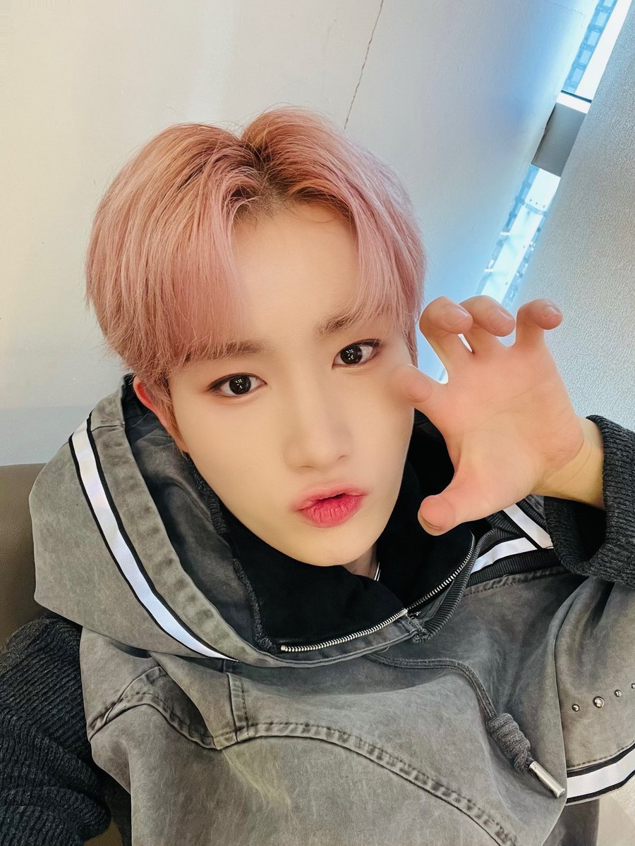 417kbh's tweet photo. [📸] #HYUK 🐾 

221217 [#From_TEMPEST] FanCafe ☕

🐶: 막방이라니...ㅜ🥹
🔗https://t.co/OzzoMteZf1

#혁 #ヒョク #구본혁 #TEMPEST  #テンペスト #템페스트 https://t.co/beGS0PIB6w