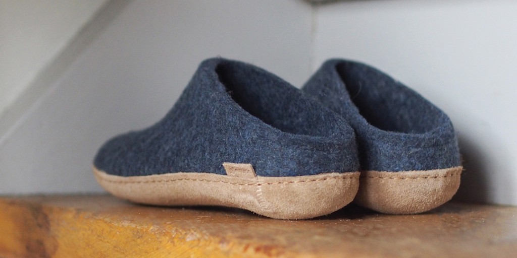 The gift of warmth. Perfectly packable for home holidays and everywhere in between.

#Glerups #GiftIdeas #WoolSlippers #UnisexSlippers