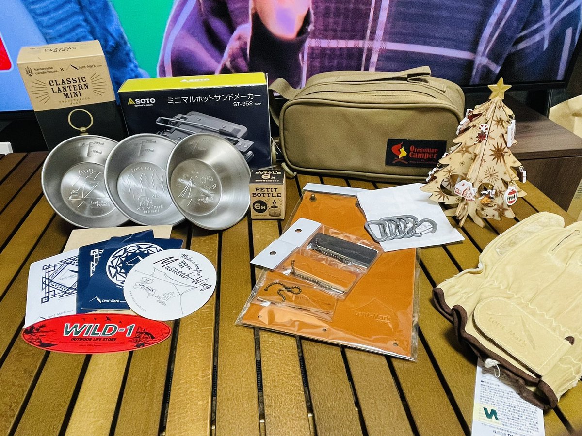 camp_go_out's tweet photo. WILD-1に初めて行ってまいりましたぁっ！！！！
テンマクグッズ多くてテンション爆上がり！🤣
クリスマスふもとっぱらのモチベ爆上がり🤣
懐は既に大寒波到来中です😭😭😭

#キャンプ沼
#クリスマスプレゼント
#テンマクデザイン https://t.co/RrzrAkY9Nm