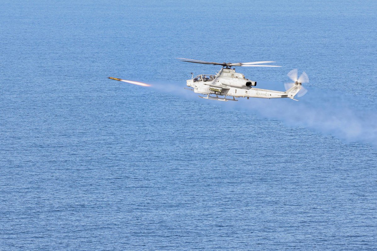 USMC's tweet photo. #Marines with Marine Aircraft Group (MAG) 39, @3rdmaw, fire an AGM-179 Joint Air-to-Ground Missile at a moving maritime target from an AH-1Z Viper over the Pacific Ocean, Dec. 7.
#MAG39 conducts sea denial exercises to enable littoral operations in contested environments. https://t.co/dechlHqvxS
